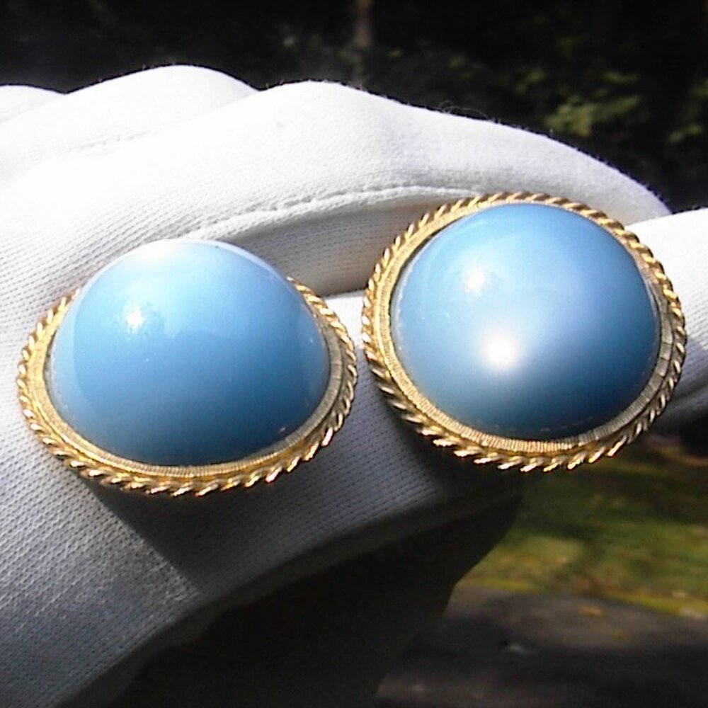 GORGEOUS "CHUNKY" BLUE MOONSTONE VINTAGE MARVELLA GLOBE CLIP ON EARRINGS SIGNED